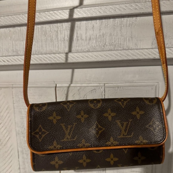 ******S O L D ***************
Pre loved Louis Vuitton Monogram Pochette Twin PM - Picture 12 of 12